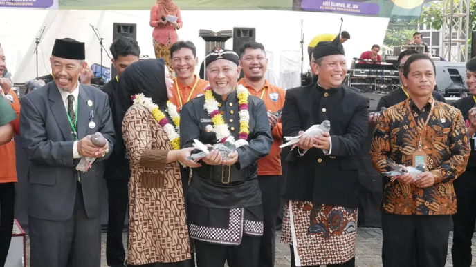 pj-bupati-temanggung-melepas-merpati-pada-festival-seni-dan-gelar-karya-pendidikan